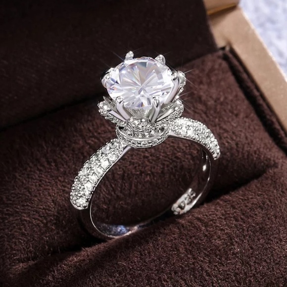 NEW LUXURY 925 STERLING SILVER FLOWERED DIAMOND RING, CUTE RING, SHINY RING. - Picture 4 of 7